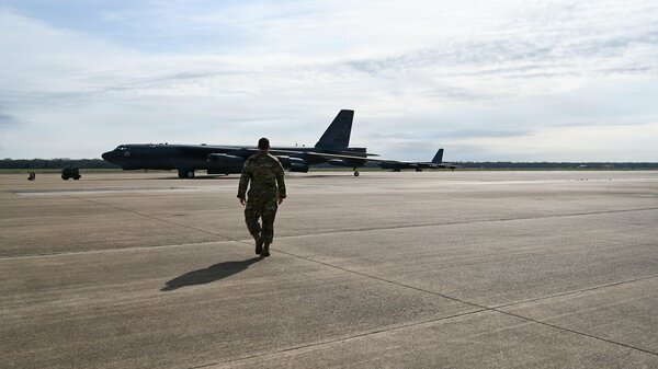 イラン戦争に忙殺されている米空軍の戦略空軍基地に“謎のドローン編隊”が侵入 誰が何のために？