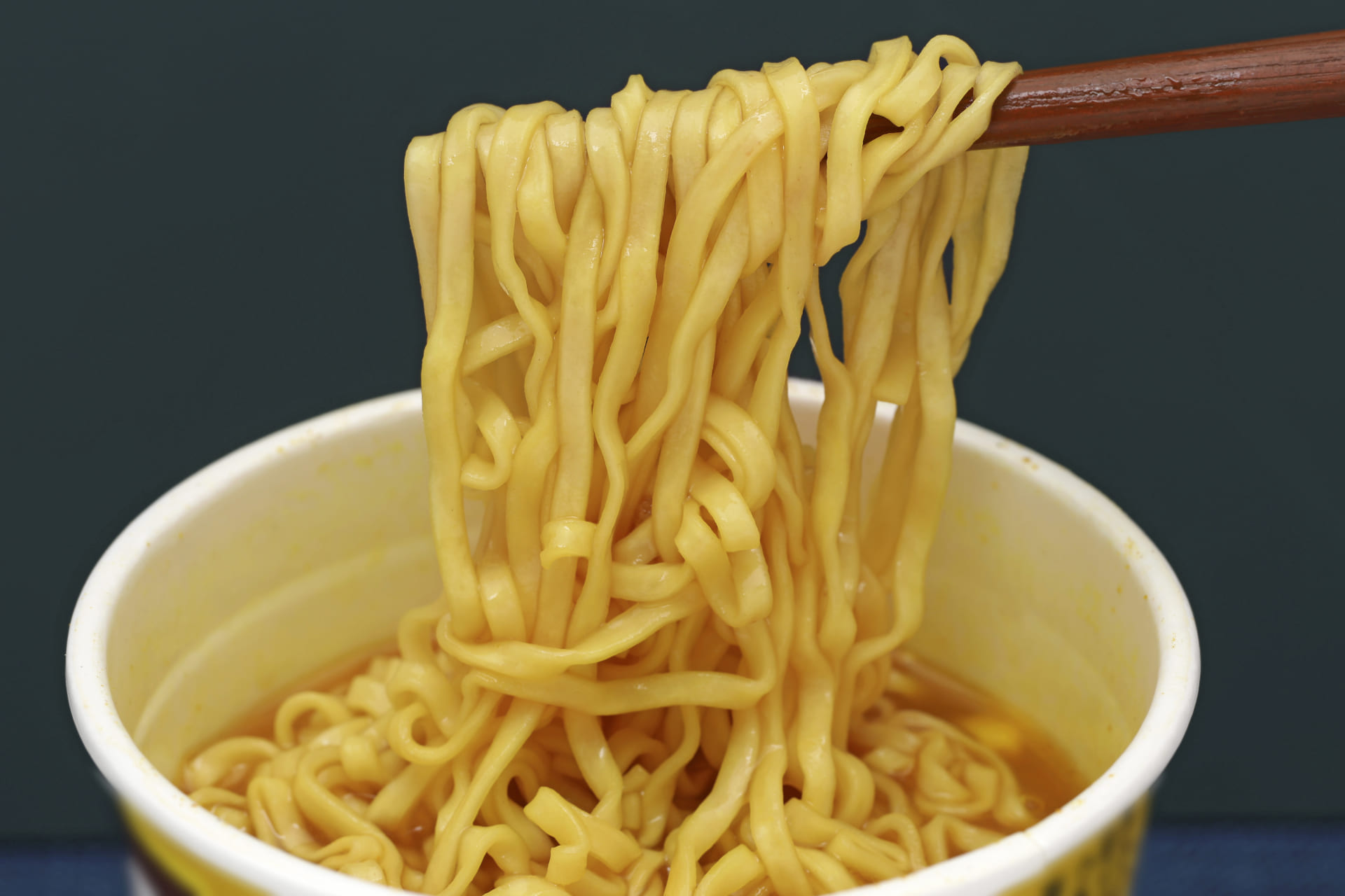 「箱買いしました」「保存食といえばこれ」 リピートしている「カップ麺」1位に「40〜50年食べてきてるけどやっぱり一番」「2日に1個食べています」の声