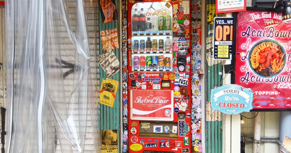 上野アメ横の自動販売機の中に「階段」が！ 上ってみたら店があった!! 元御徒町民も衝撃の秘密の店『The God Diner』潜入記