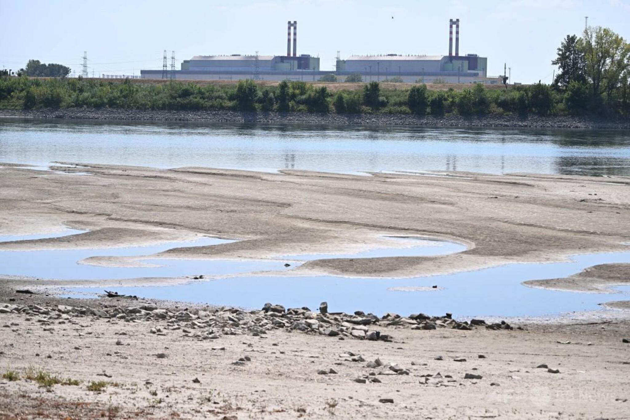 ドナウ川で記録的な水位低下 原発停止や船の運航停止相次ぐ