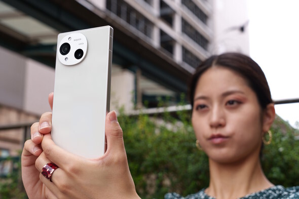 「AQUOS R10」のカメラはR9と比べてどう？ 撮り比べて分かった“進化”
