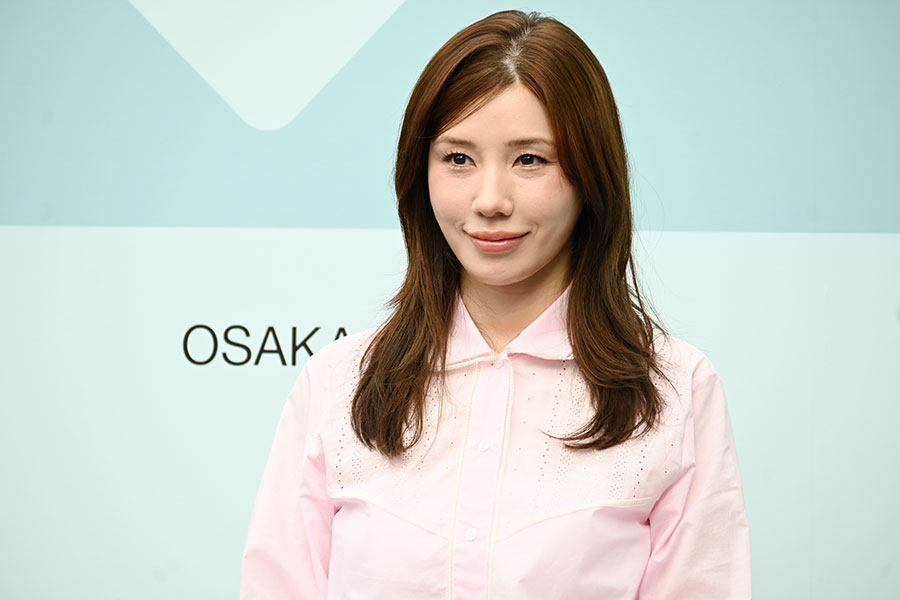 仲里依紗、うめきた広場に登場「プラダは主人が出産祝いで…」