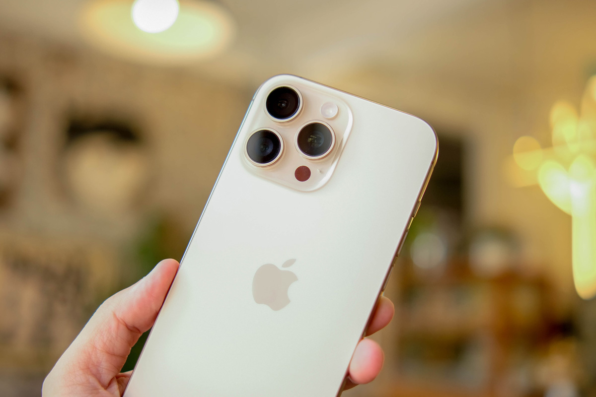 iPhone 17 Pro Maxは「厚く」なる？ 公開されたダミーモデルと噂される進化