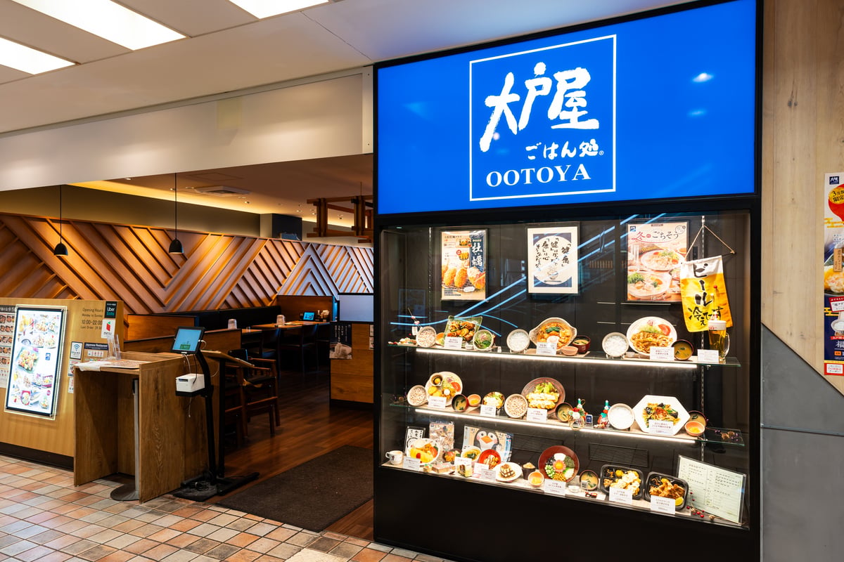 海外の富裕層、なぜ高級店より「大戸屋」を熱望？ コンビニ弁当やグミに感動…彼らが驚く“日本の日常”とは