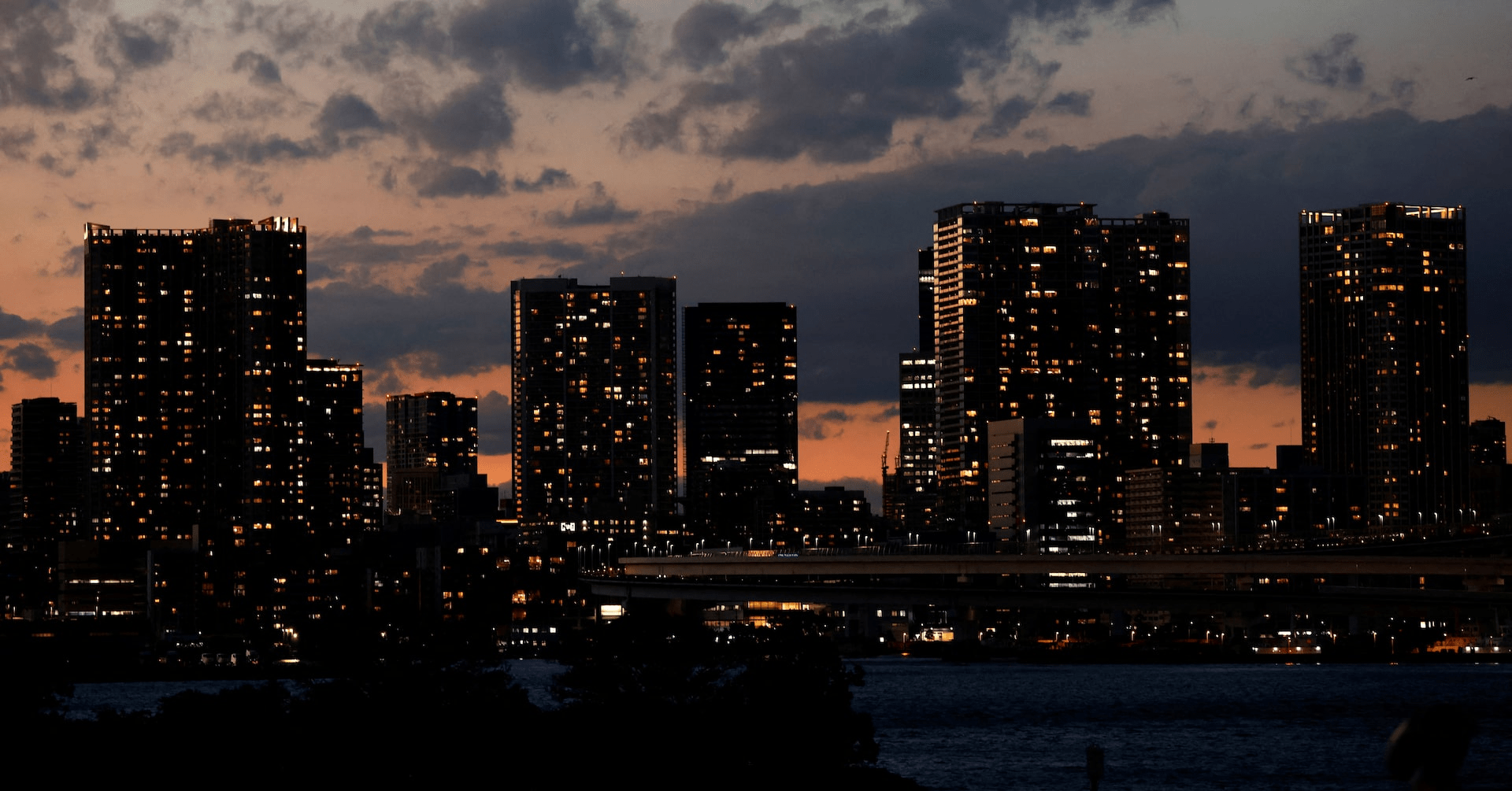 景気判断据え置き、「企業収益」は21カ月ぶり下方修正＝12月月例経済報告