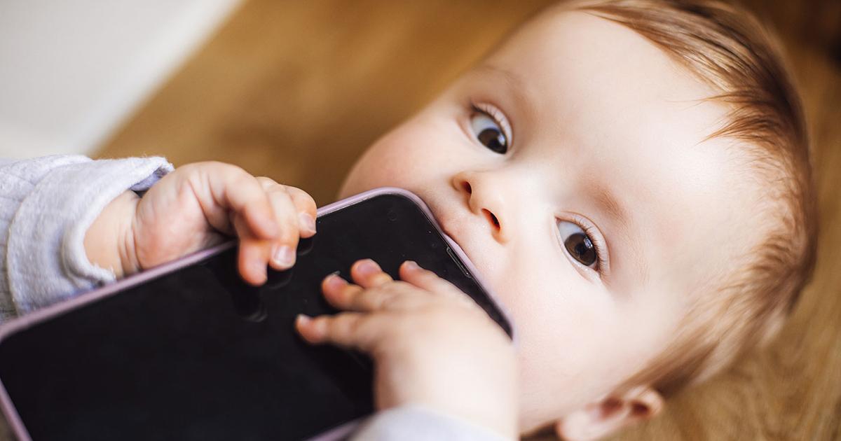 スマホが世界的な出生率低下の原因？