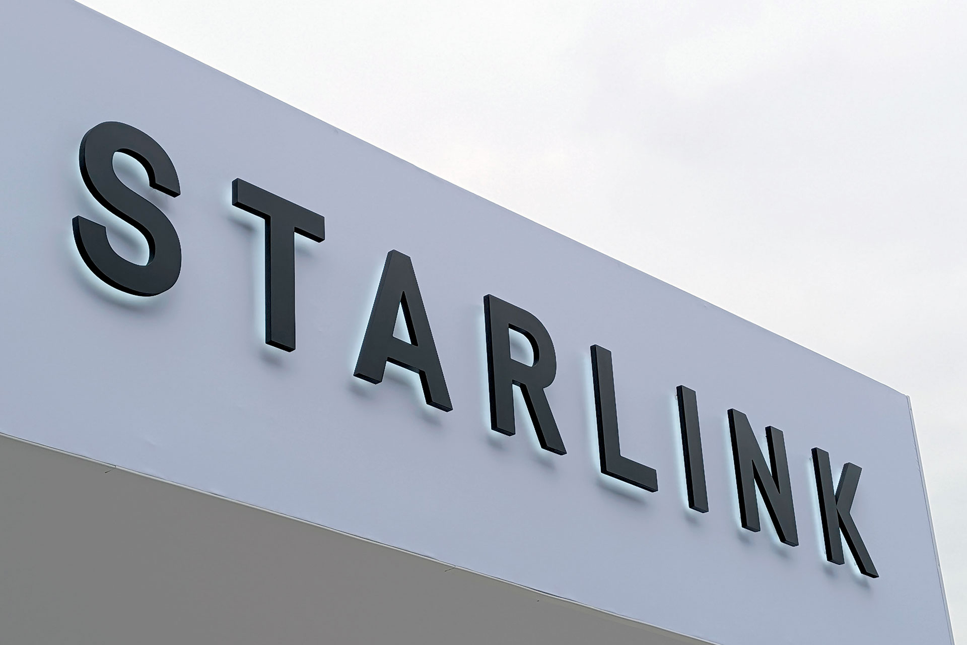 スマホと衛星の直接通信「Starlink Mobile」がブロードバンド化、日本で新たに2社と提携も