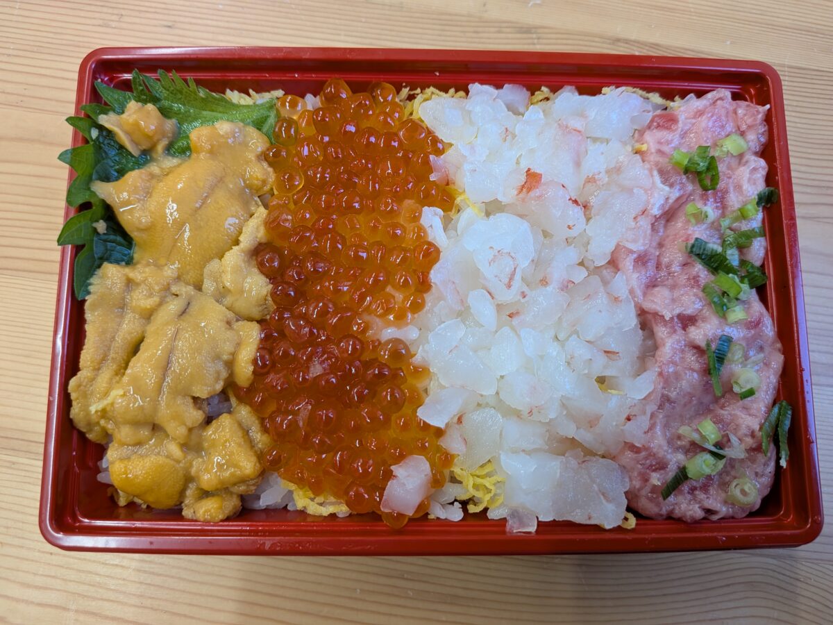 赤羽の角上魚類でも売ってた！最高金賞「四色丼」、全店で期間限定販売だって！