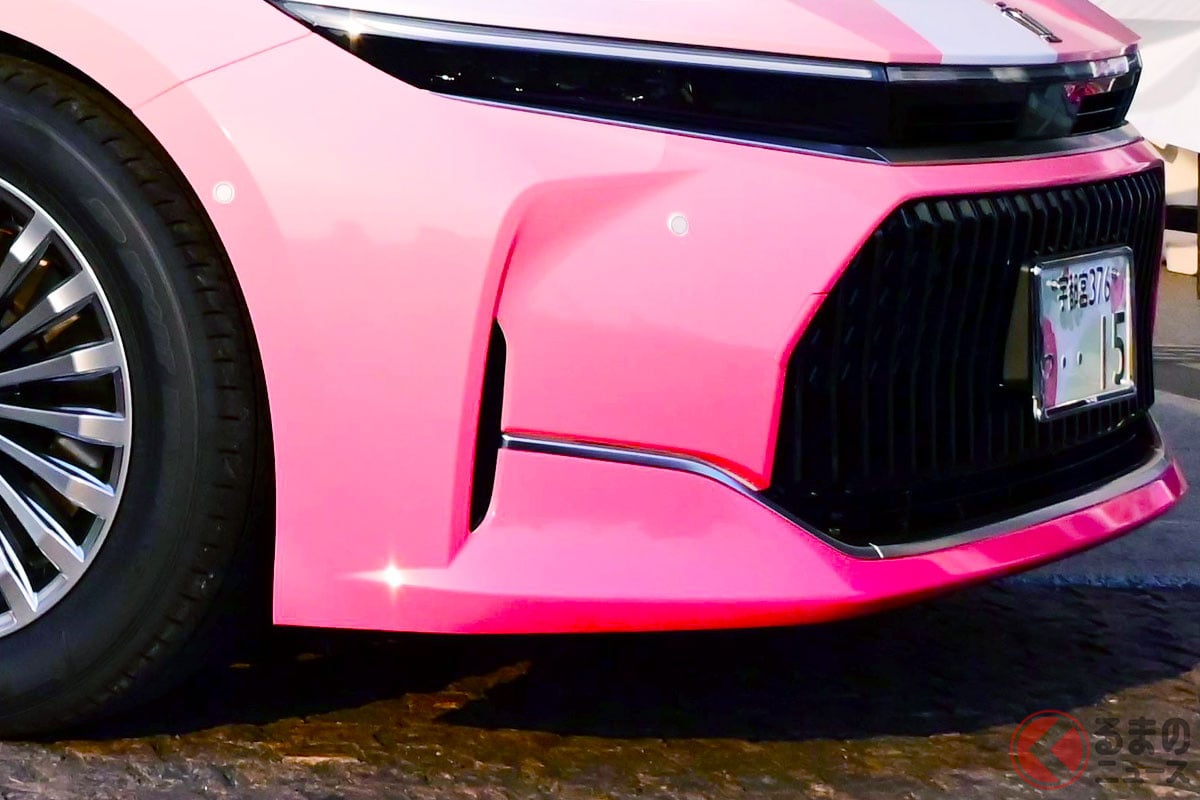 トヨタ新型「ピンククラウン」初公開！ 新たな“グラデーション仕様”お披露目！ フロントに“王宮デザイン”採用で「可愛さ＆品格」を両立！ 新・王国の公用車「いちごクラウン」6年ぶり“全面刷新”に栃木知事もニッコリ