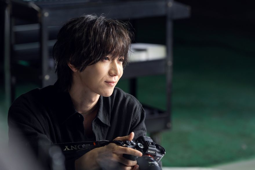 セミヌードモデルに妖しく迫り…「教育が必要だ」人気アイドルが不穏な“調教キス”＜ぜんぶ、あなたのためだから＞