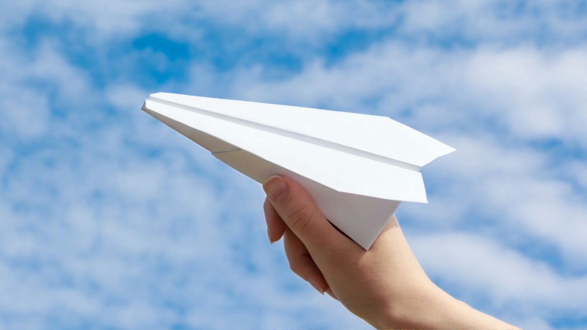 国際宇宙ステーションから紙飛行機を飛ばしたらどうなるのか？