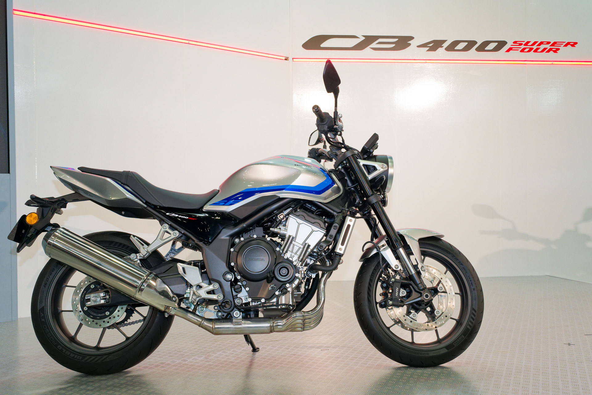 ホンダ、「E-クラッチ」を搭載して復活する「CB400スーパーフォア」など東京モーターサイクルショー2026で披露