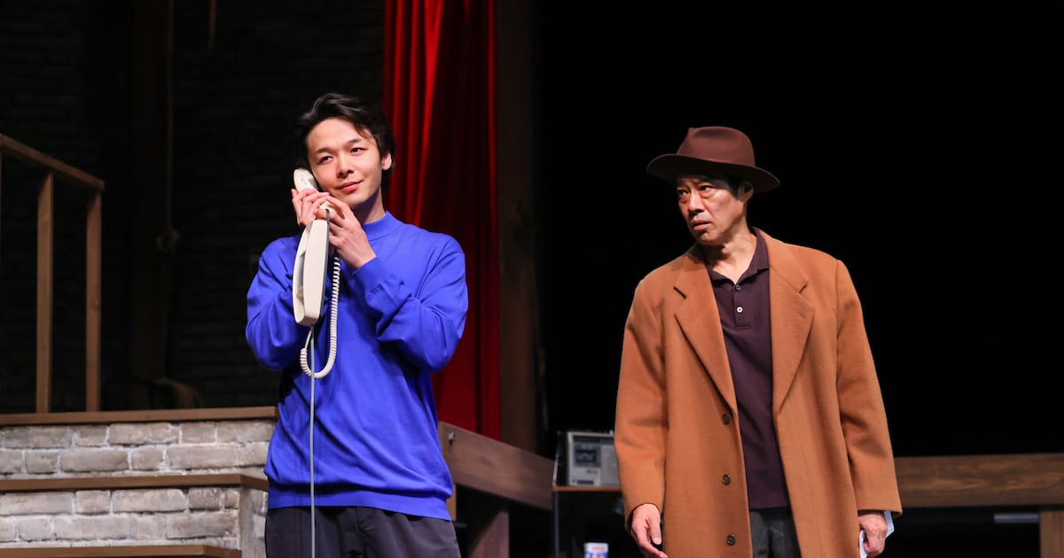 俳優たちのやり取り描く、堤真一・中村倫也の二人芝居「ライフ・イン・ザ・シアター」開幕（舞台写真あり）