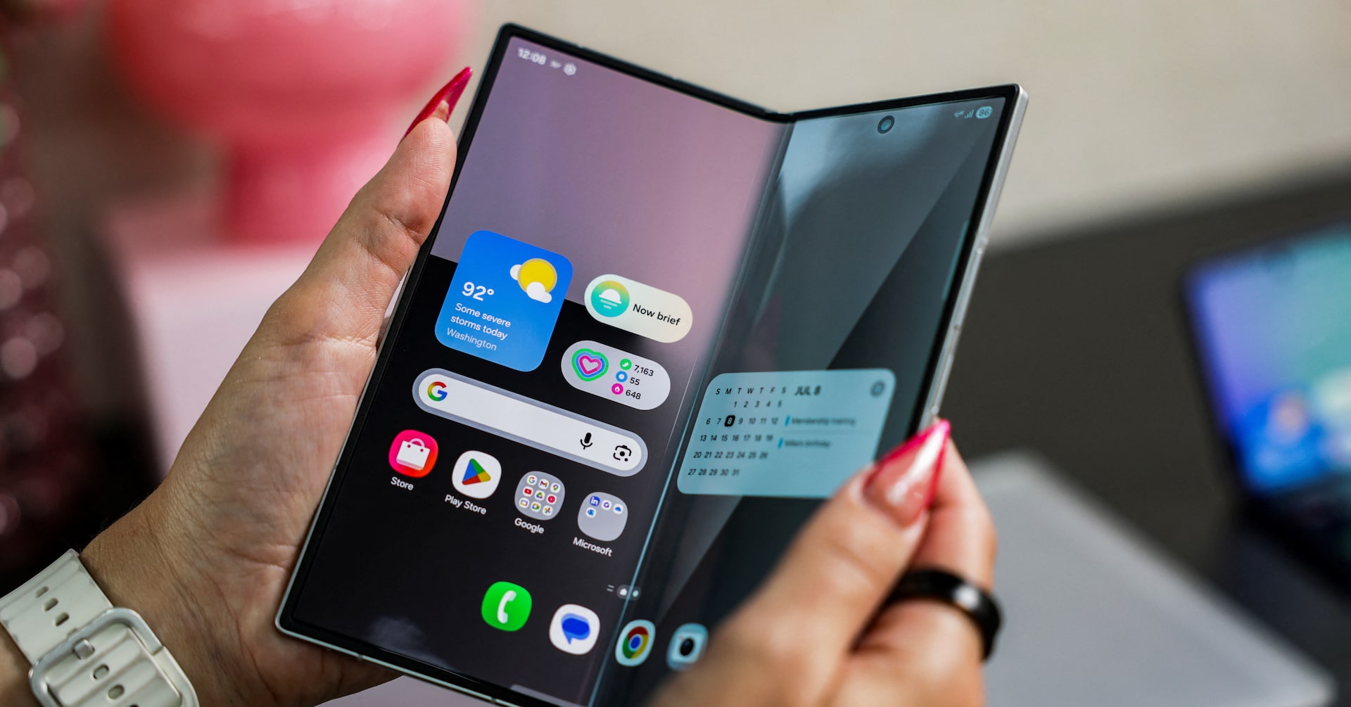 サムスン、折り畳み型スマホ新機種発表 軽量薄型化・ＡＩ搭載