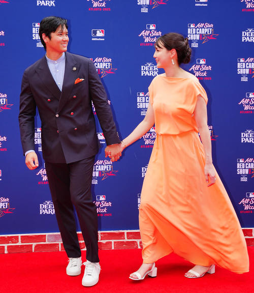 大谷翔平＆フリーマン、カメラマン合戦でお互い変顔？ 最後は仲良く２ショット、ドジャース公式