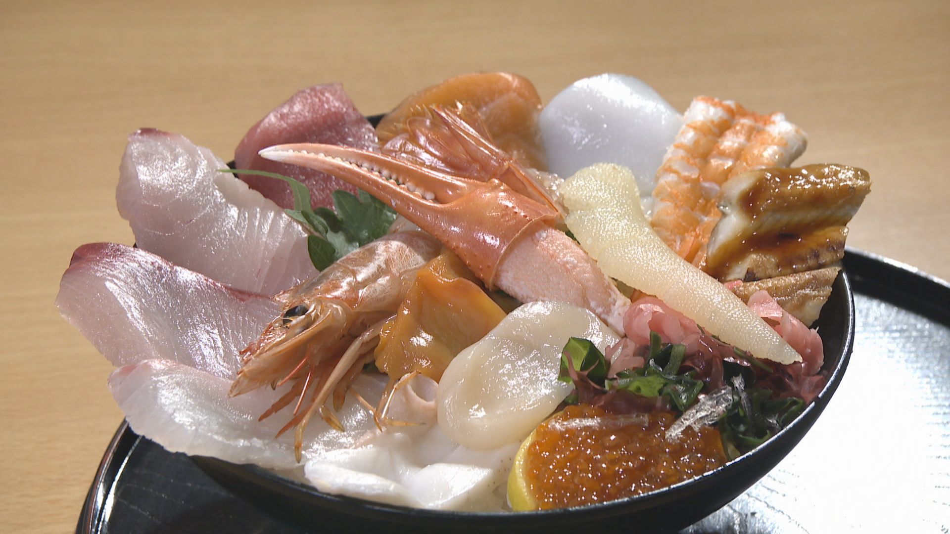 大きなネタが14種類！ 鮮魚店が営むお店の海鮮丼 数量限定の定食も人気 岡山【ほっとマルシェ】