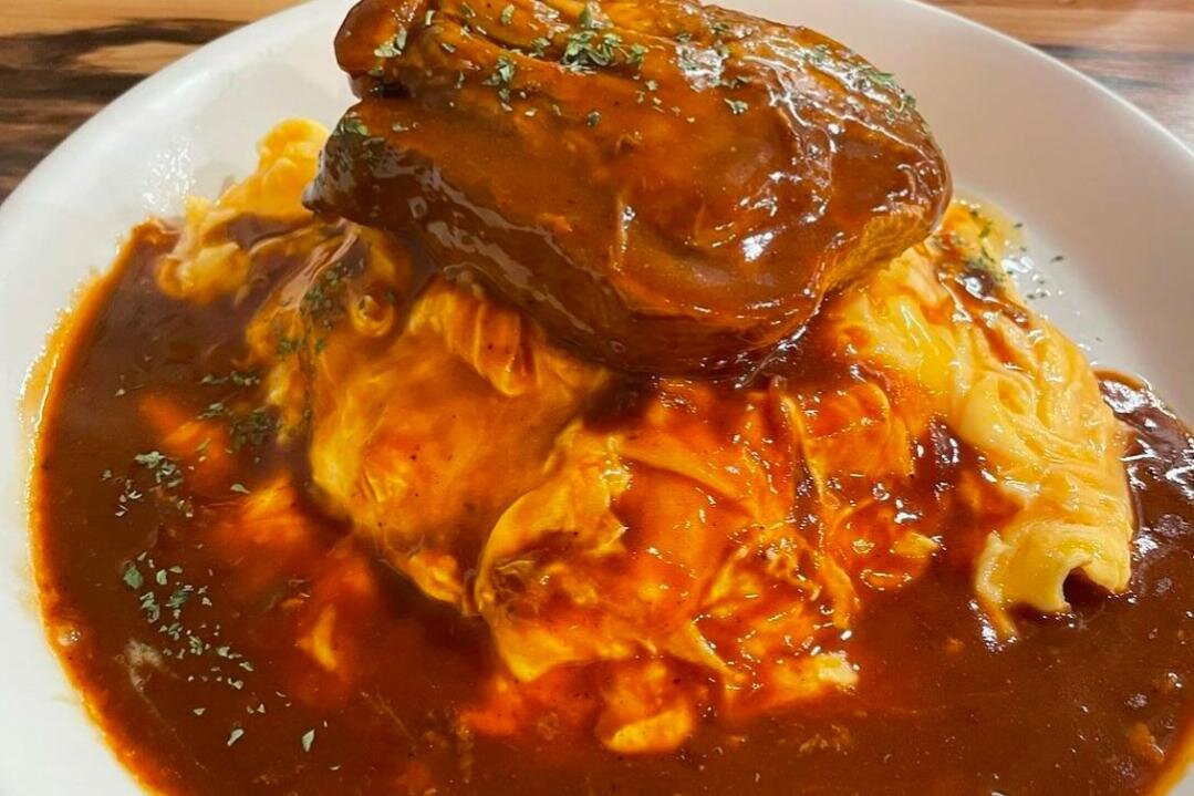 “カスタード溢れる”厚焼きパンケーキ＆ほろほろ牛タンオムライス、新宿高島屋「カフェ むにぺこ」で