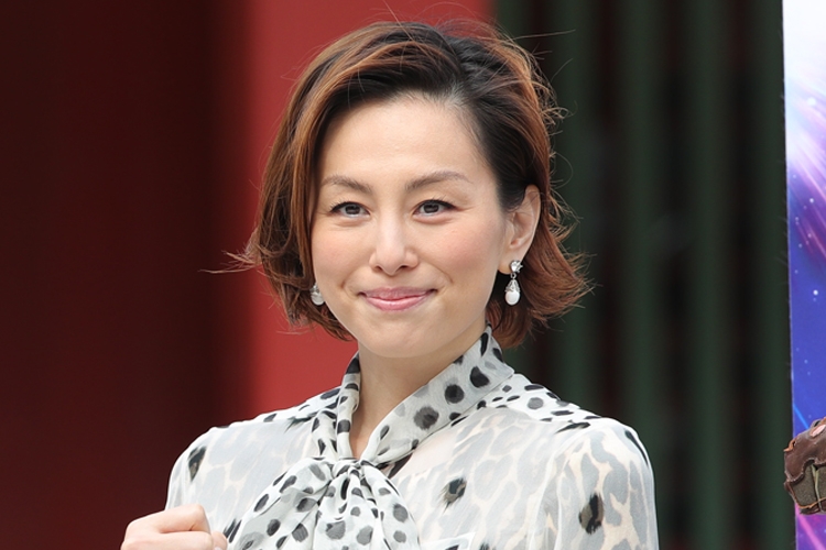 《米倉涼子の自宅マンション前に異変》大手メディアが集結で一体何が…薬物疑惑報道後に更新が止まったファンクラブは継続中（NEWSポストセブン）