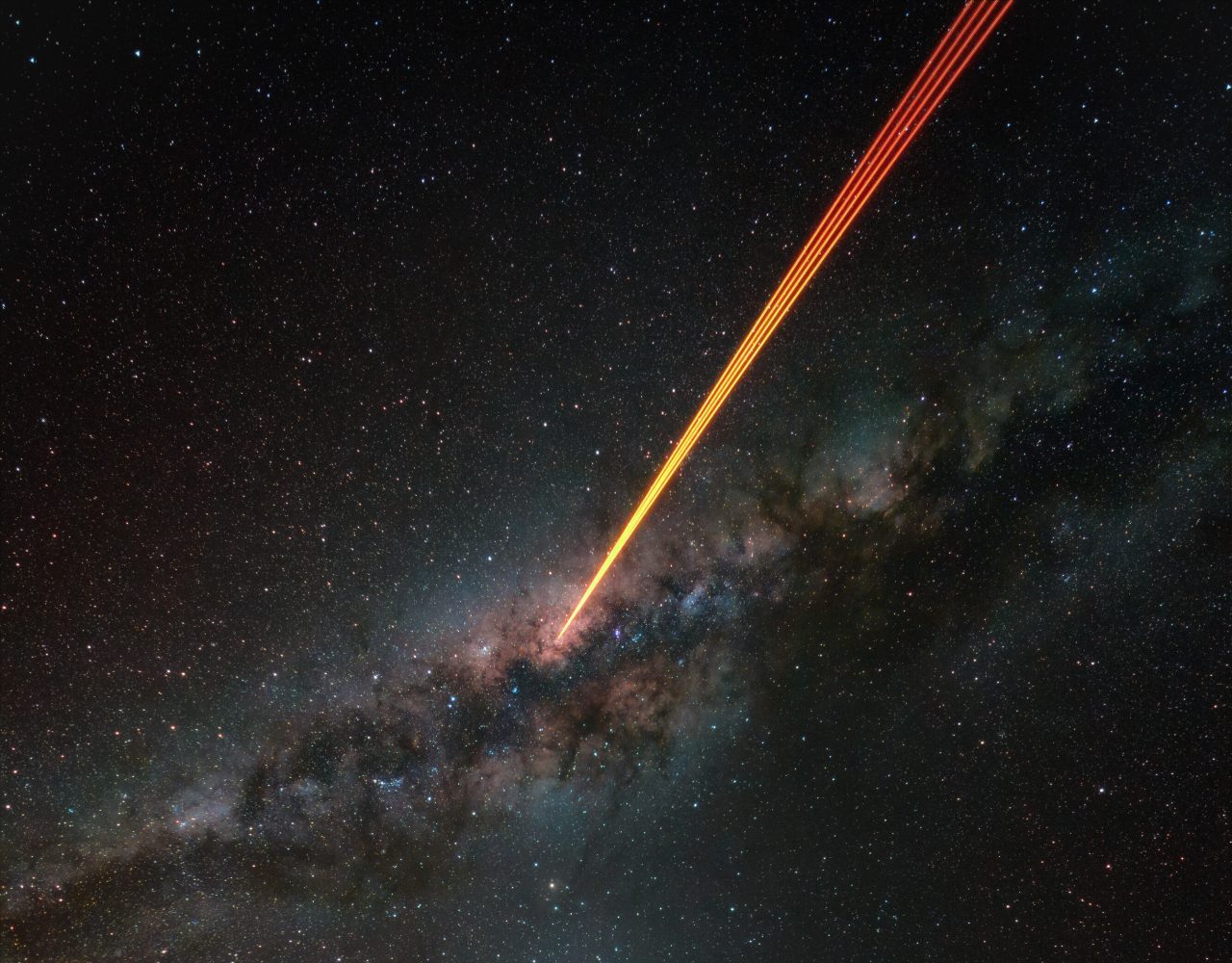 天の川へ放つ4本のレーザービーム！ 作り出された人工星と補償光学【今日の宇宙画像】