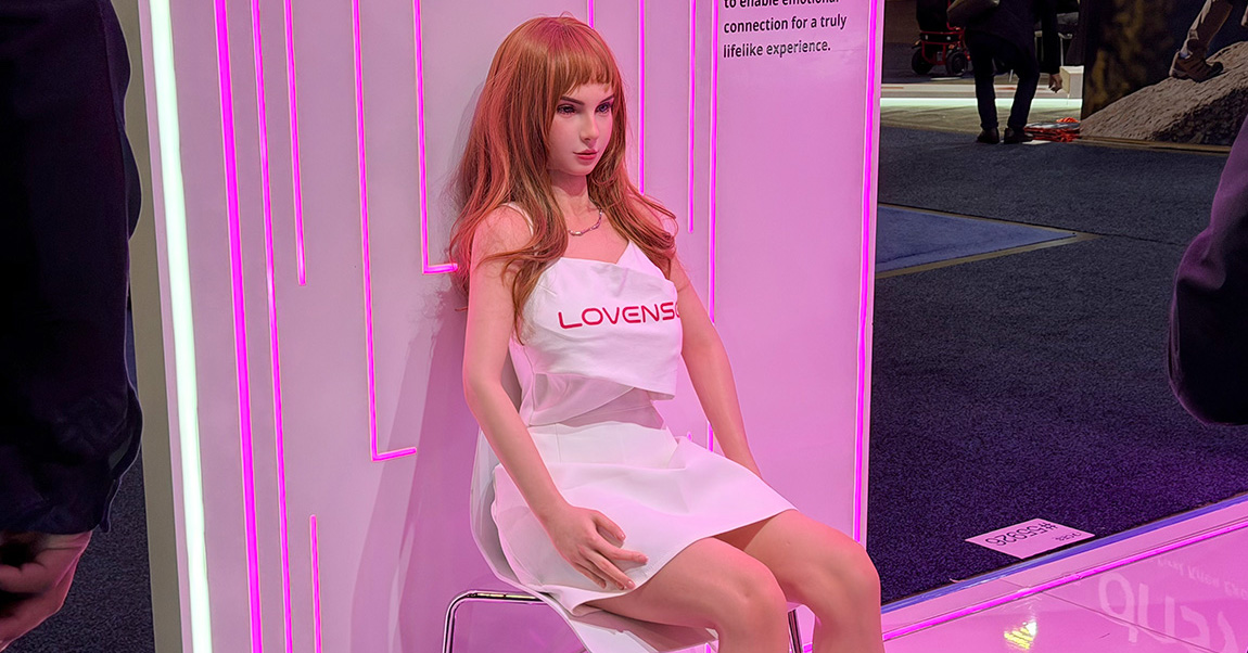 等身大のAIドール「Emily」――長期記憶で会話を覚えて関係性を深める “おもちゃ”とBluetoothで接続