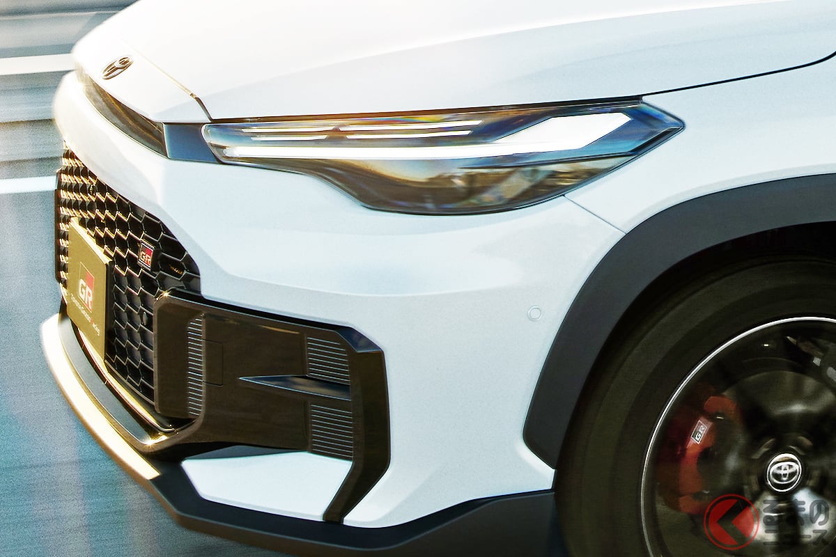 トヨタの新型「"5人乗り"スポーツSUV」がスゴい！ リッター「23キロ」走る"高性能"モデル!? 専用2リッター×スポーツサス採用！ 精悍デザインもカッコいい「カローラクロス GRスポーツ」に注目