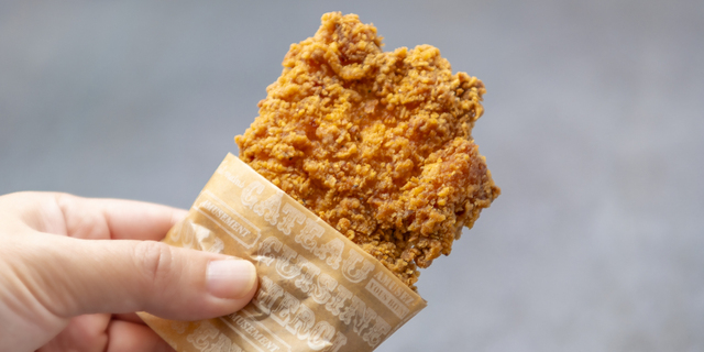 「かじったらほぼ生肉」スーパーのチキン…もし食中毒になったら店側に賠償求めるには「レシート等」だけでは足りない？ “揃えるべき証拠”とは【弁護士解説】