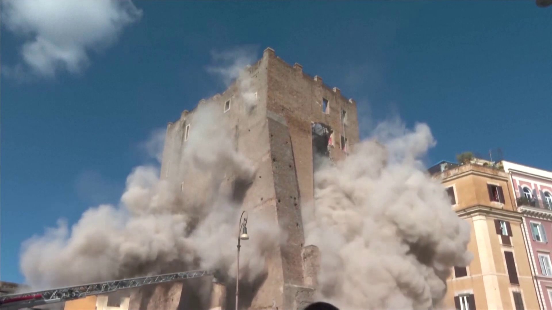 中世の「塔」が修復中に突然崩落 消防が救出作業中に2度目の崩落 2人死傷…人気の観光地「コロッセオ」近く イタリア