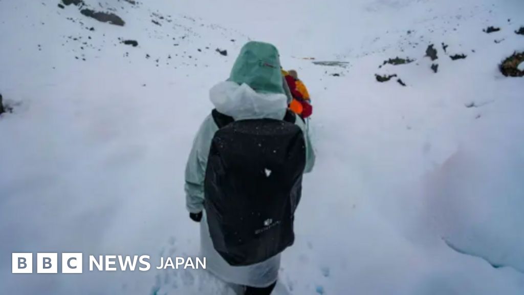 エヴェレストの吹雪から避難したハイカー、低体温症の恐怖語る 救助活動続く