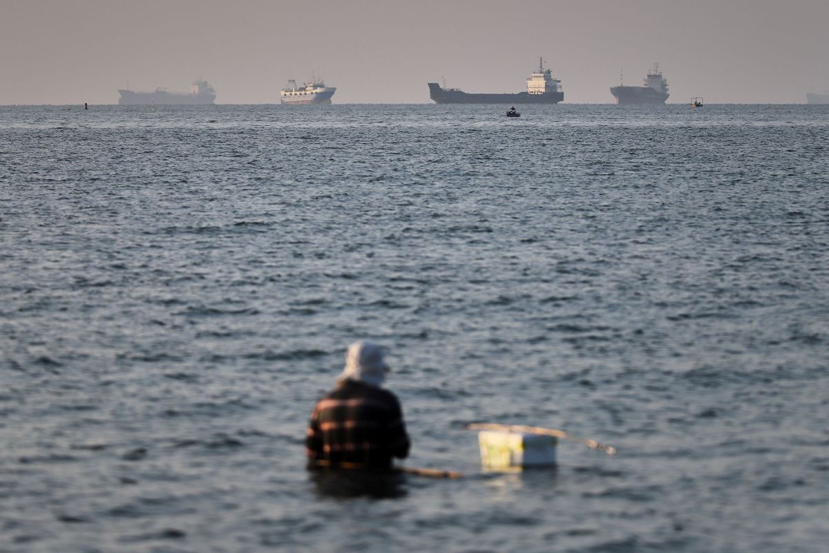 ホルムズ海峡、トランプ氏が再開主張もほとんどの船舶は依然動かず