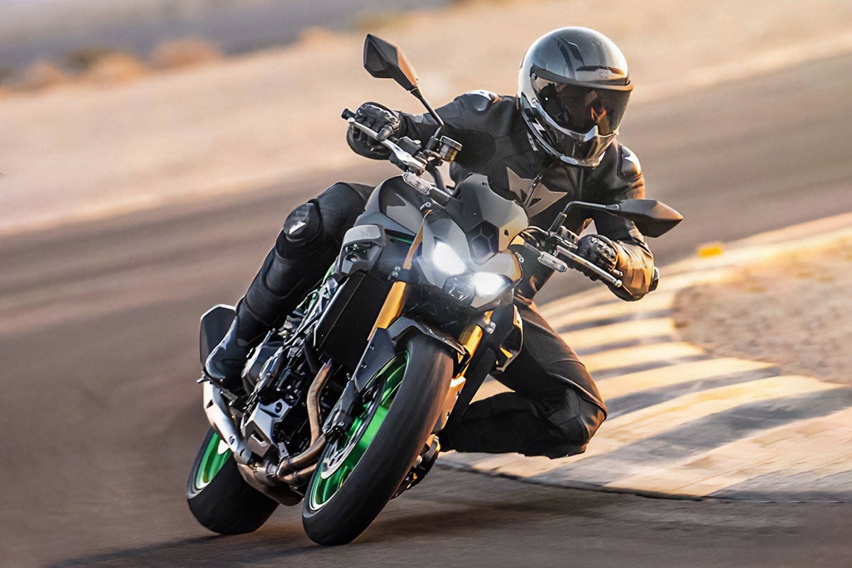 124馬力の4気筒を積む“スーパーネイキッド”！ カワサキ「Z900」シリーズに2027年モデル登場!! ブレンボ×オーリンズの「SE」も設定