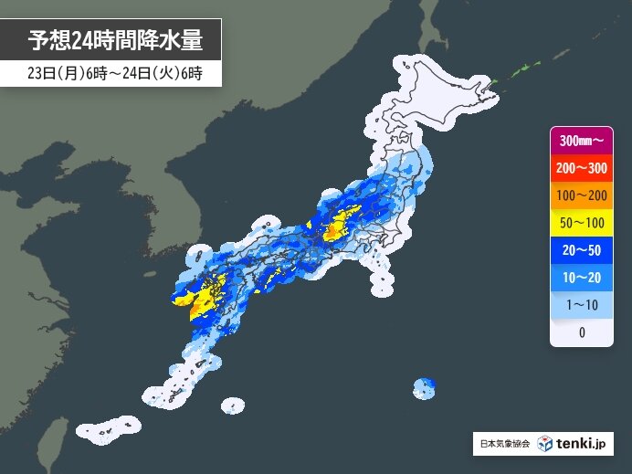 今日23日は九州から東北で梅雨空 道路が冠水するほどの激しい雨も 各地で蒸し暑く