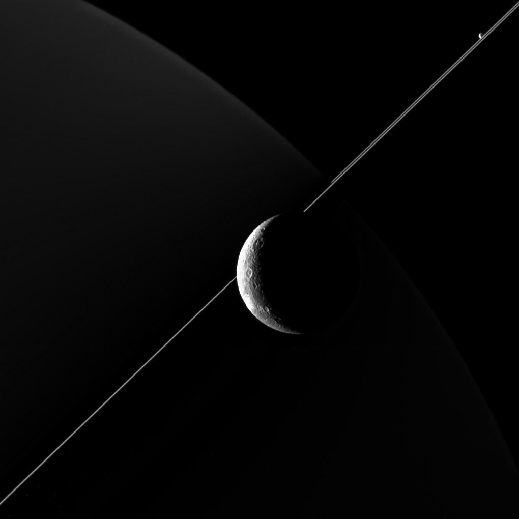 限りなく線！な土星の環と衛星ディオネ カッシーニが撮影【今日の宇宙画像】