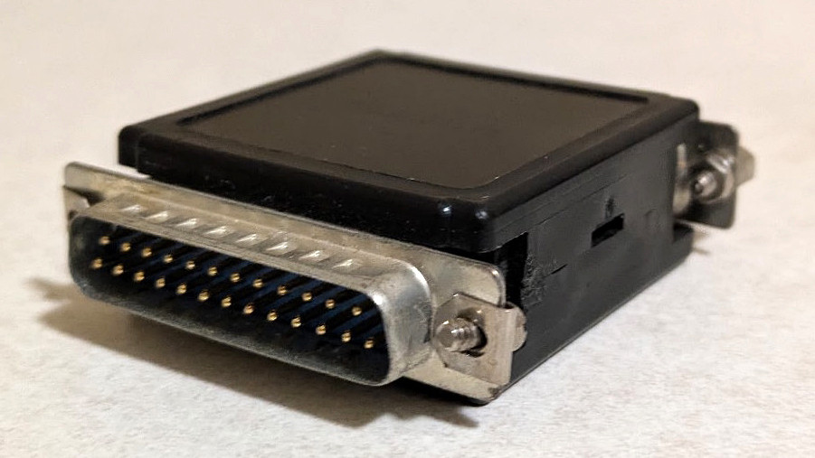 40年前の「コピー防止ドングル」を突破した記録が興味深い、コンパイルそのものにドングルが必須だが4バイトのパッチのみで解除可能