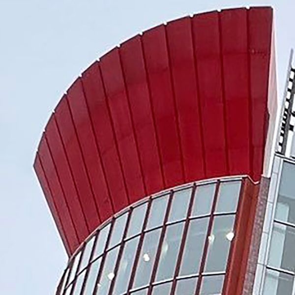 青森駅前に立つド派手な真っ赤な建物…パチンコ屋かと思いきや、青森市民にはおなじみの場所だった｜まいどなニュース