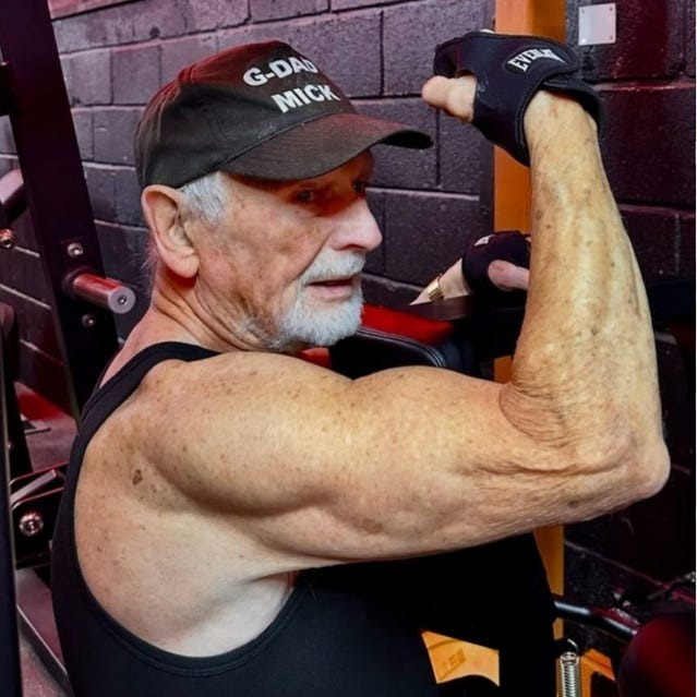 88歳で100kg！ 驚異のデッドリフトを披露する男性に、アーノルド・シュワルツェネッガーが「パンプし続けろ！」とエール