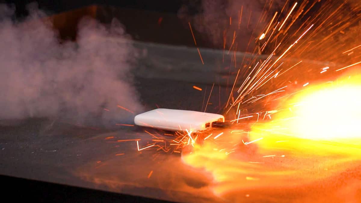 なぜ燃えるモバイルバッテリー 旅客機内は使用禁止に 〝非常識〟な「中華電池」も登場