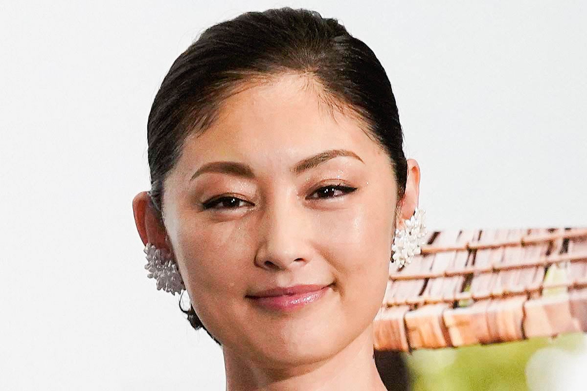 女優「常盤貴子」が“540万円超え”「高級クーペ」との“2ショット”公開！ 「素敵デス」「可愛らしい」の声も!? お似合いすぎる「日産車」どんなクルマ？