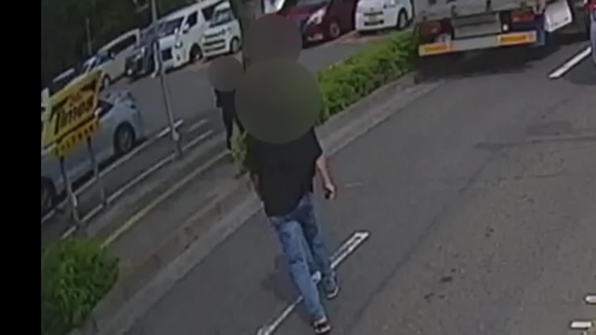 路面電車と右折車が衝突 運転手ら3人が逃げる瞬間 車を置いて堂々と 現場には「右折禁止」看板も 鹿児島市