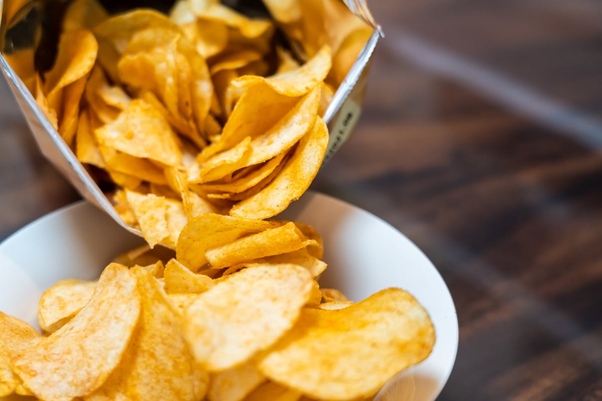 夜の「ポテチ」やめられない…意志のせいではなく「心の疲れ」かも 糖尿病専門医が説く5つの改善策