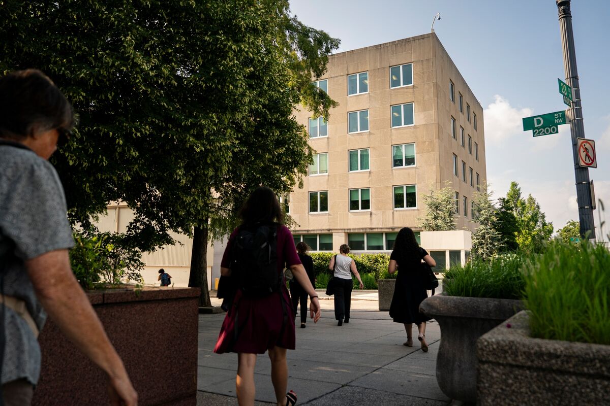 トランプ氏が連邦職員削減を協議へ、民主党に圧力－政府閉鎖2日目