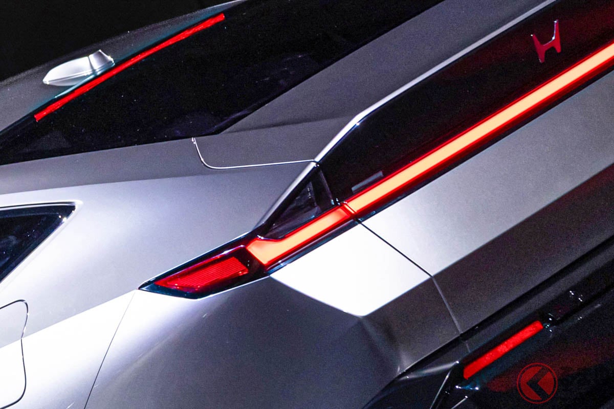 ホンダ新型「セダン」初公開！ "7年ぶり全面刷新"の新型「シビック」!? 新型ハイブリッド＆プラットフォーム採用の「ホンダ・ハイブリッド・セダン・プロトタイプ」どんなモデル？