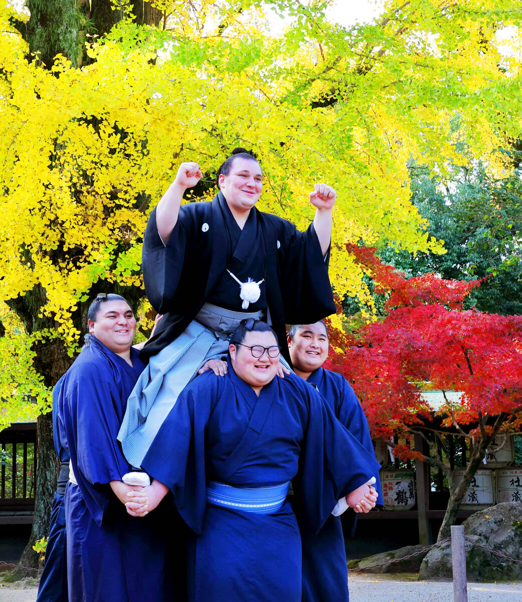 安青錦、かわいい祝福にニッコリ「祝大関昇進」横断幕の前に保育園児約６０人が集結