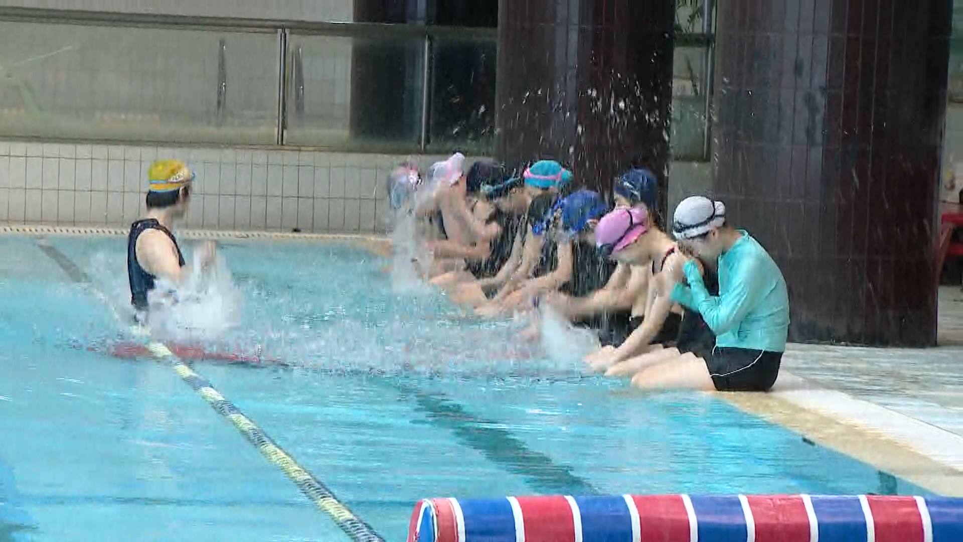 繁華街で水泳の授業!?小学校の水泳授業「民間委託」が本格スタート 温水プールでインストラクターが泳力別指導 担任は安全確認に集中 コスト・天候面のメリットも