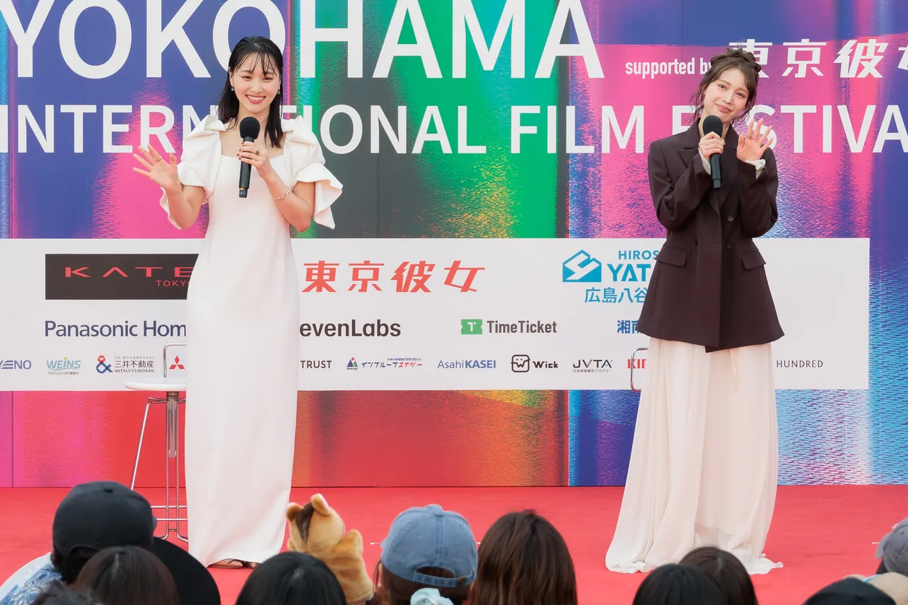 菅井友香＆中村ゆりか、強風のステージでトークショー 手を取り合う姿に歓声上がる＜チェイサーゲームW 水魚の交わり＞