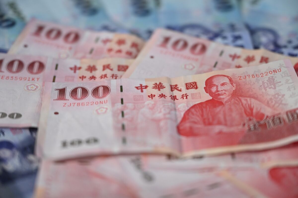 台湾ドルのフォワード、数十年ぶりの極端な水準－米ドル安圧力続く
