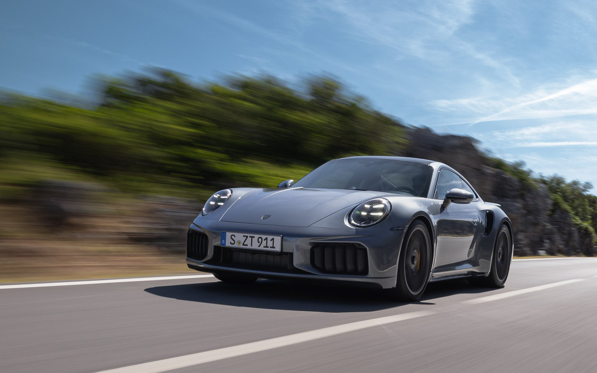 ポルシェ、新型「911ターボS」「911ターボSカブリオレ」受注開始 専用のツインターボT-ハイブリッドは711PS発生