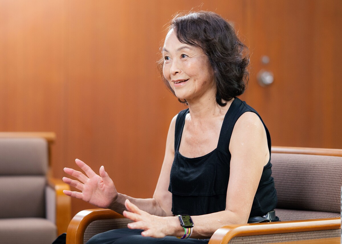 「二股をかけてアプローチ」「高齢のメスがモテるんです」2頭のゴリラがカメラの前で絡み合い…日本人写真家が目撃した“野生ゴリラたちの性事情”