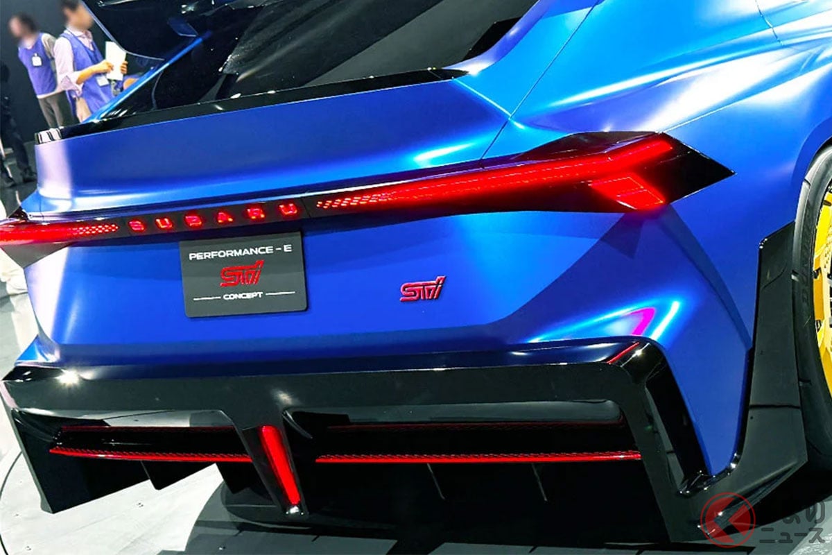 スバル新「"4WD"スポーツハッチ」が凄い！ 伝統の「金ホイール×巨大ウイング」採用！ まさに「"毎日乗れる"スーパーカー」な斬新"パフォーマンスE"がこだわったデザインとは！