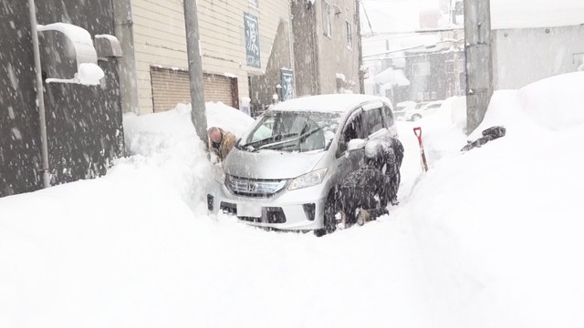 「もう異常です…」屋根雪落下で高齢夫婦が一時閉じ込めも 一時積雪167センチの青森市は除雪追いつかず生活が混乱