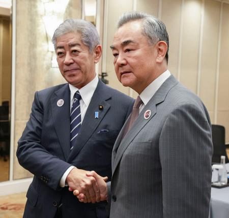 中国のレアアース規制に懸念 岩屋外相、王毅氏と会談